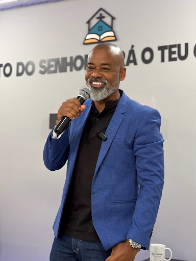 Família reunida em comunhão e oração