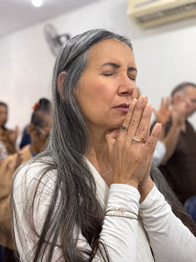 Momento de profunda oração e devoção na Igreja Casa do Conselheiro