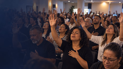 Congregação da Igreja Casa do Conselheiro em momento de adoração e oração