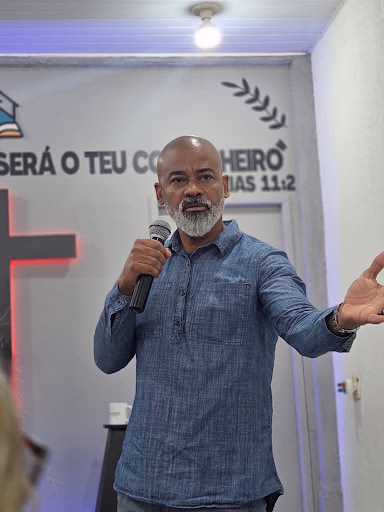 Ministração pastoral profunda da Palavra de Deus aos fiéis